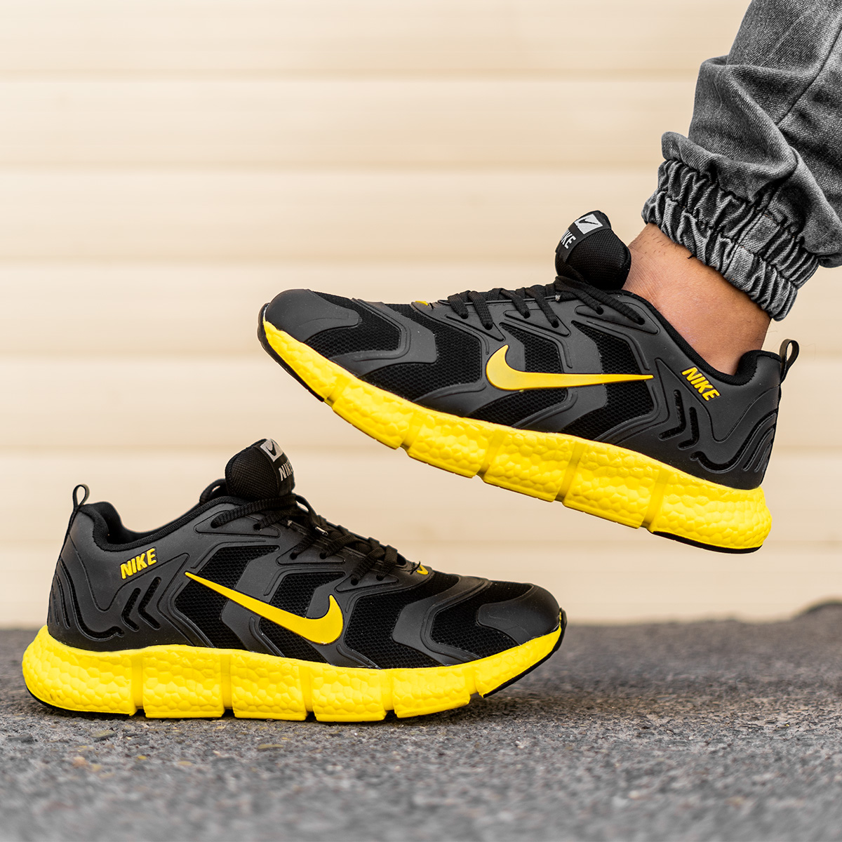 کفش ورزشی Nikeمردانه مشکی زرد مدلArax