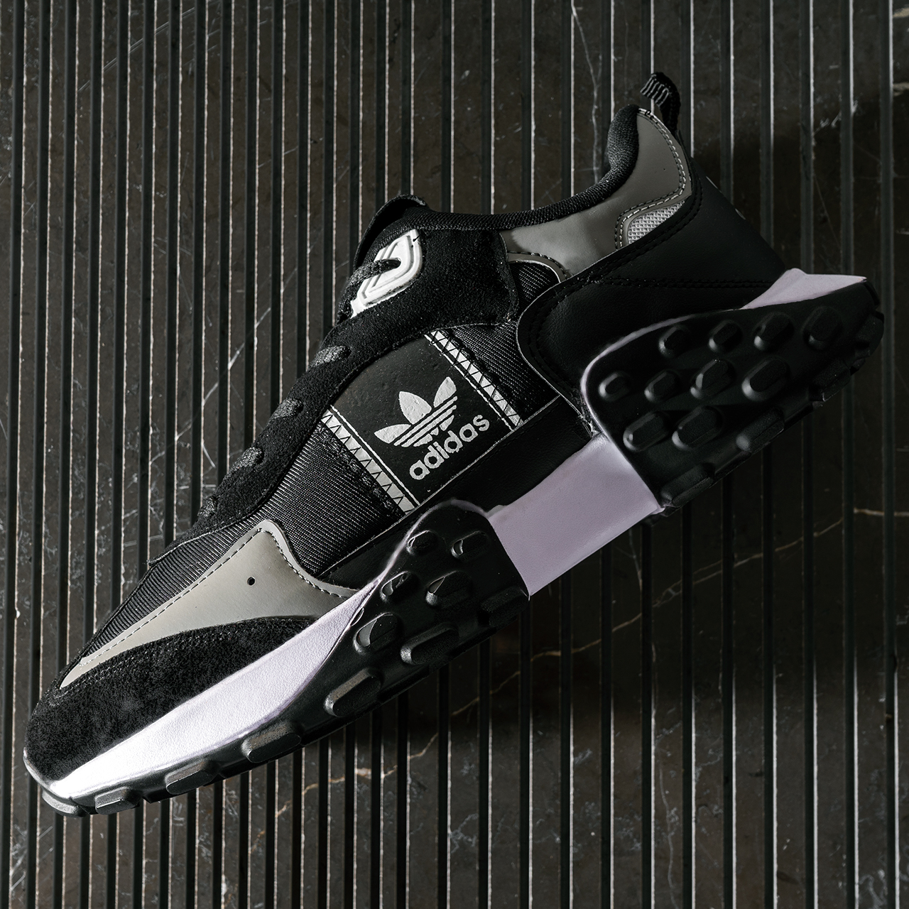 کفش ورزشی مردانه Adidas مشکی مدلSato