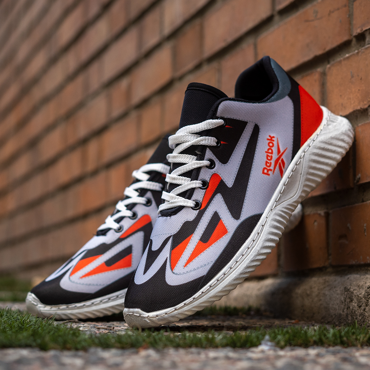 کفش ورزشی ریبوک طوسی قرمز(T) مردانه مدل Ervan