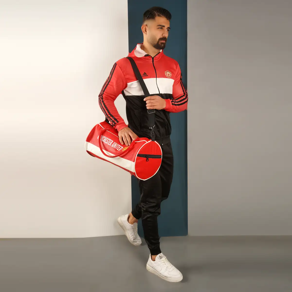 کیف ورزشی قرمز مدل Manchester United