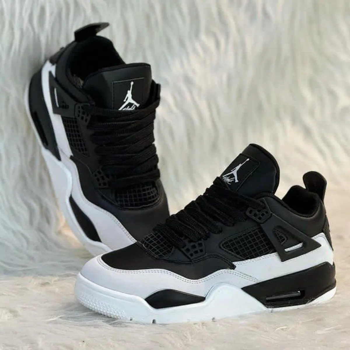 کفش ورزشی مردانه سفید مشکی مدل jordan 4