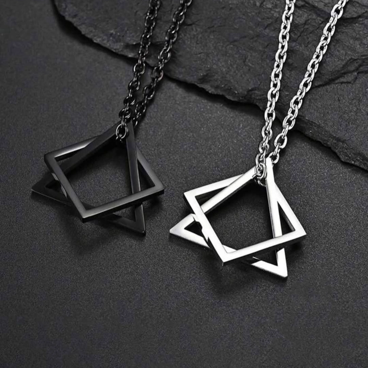 گردنبند طرح برمودا مشکی