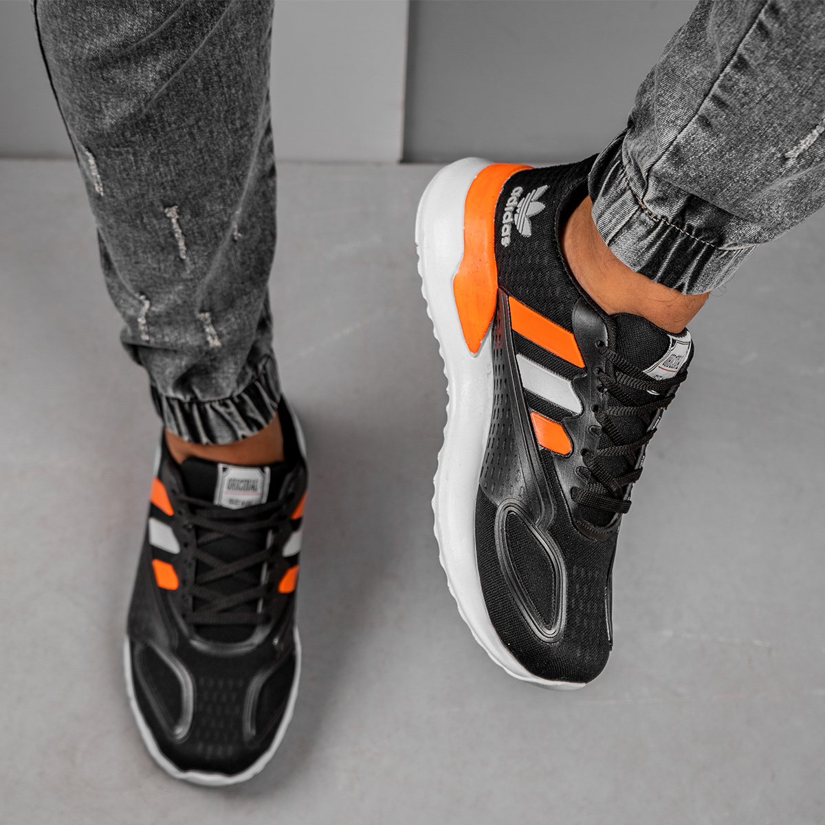 کفش ورزشی Adidas مردانه مشکی نارنجی مدل Tilda