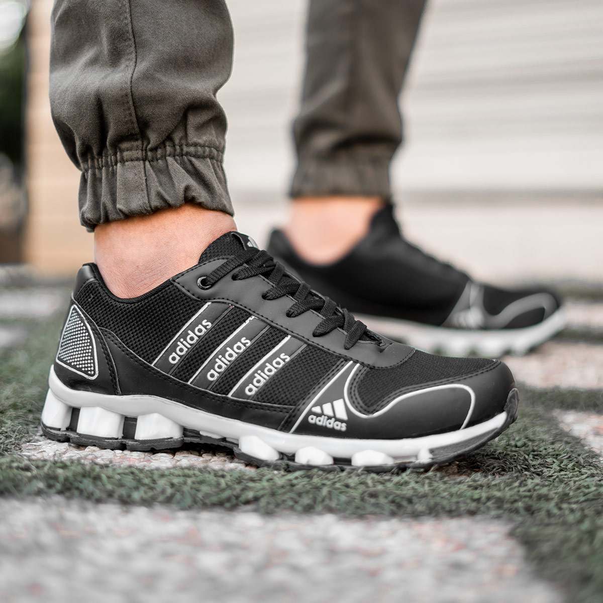 کفش ورزشی Adidas مردانه مشکی سفید مدل Artek